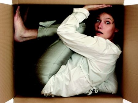 девушка в коробке